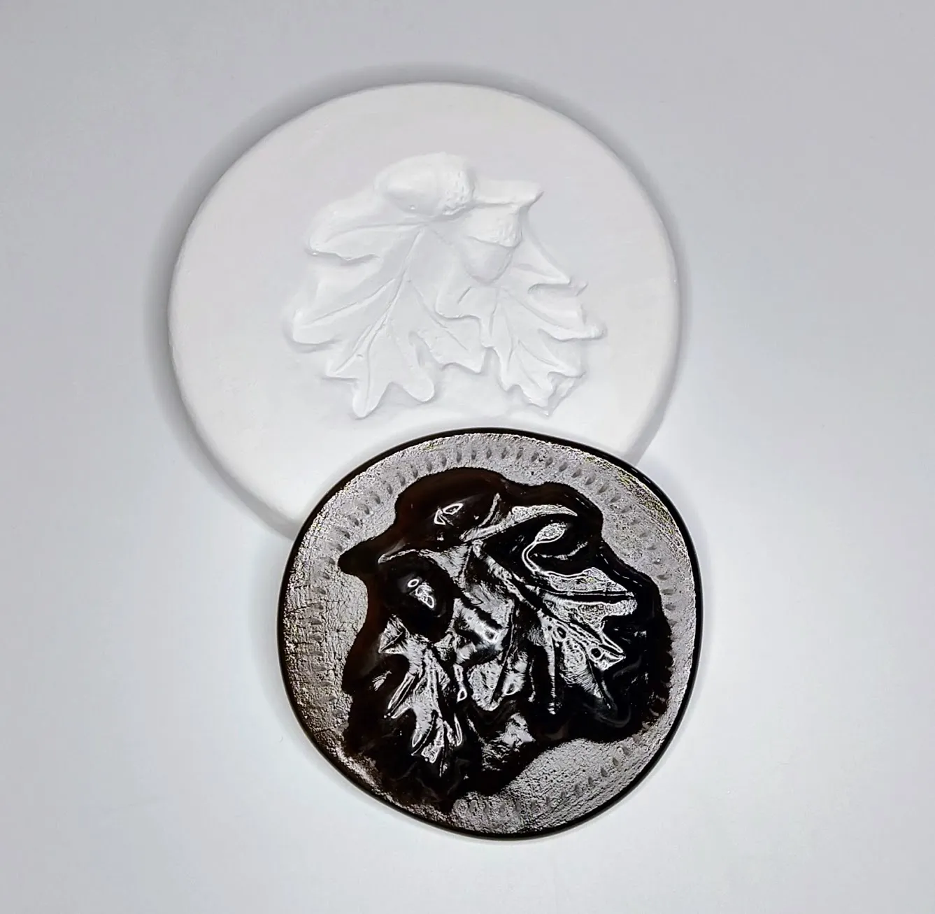 ah-01 Acorn & Oak Leaves Bottle Bottom Mold - Image 1